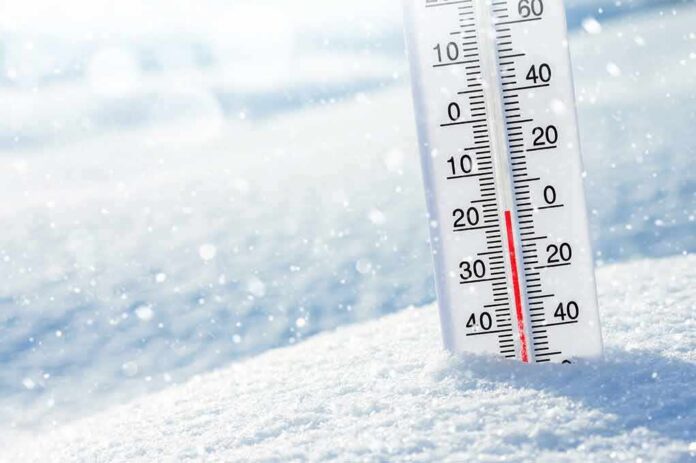 shutterstock_1017543067 Thermometer in snow showing subzero temperature