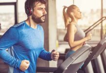 Effect of Mental Fatigue on Workout Performance Man in blue long-sleeve running on a treadmill with headphones