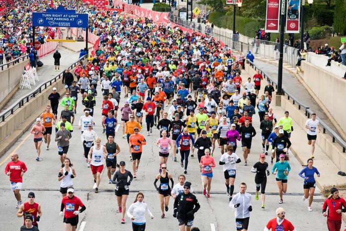 shutterstock_129635579 Large crowd of runners in a city marathon